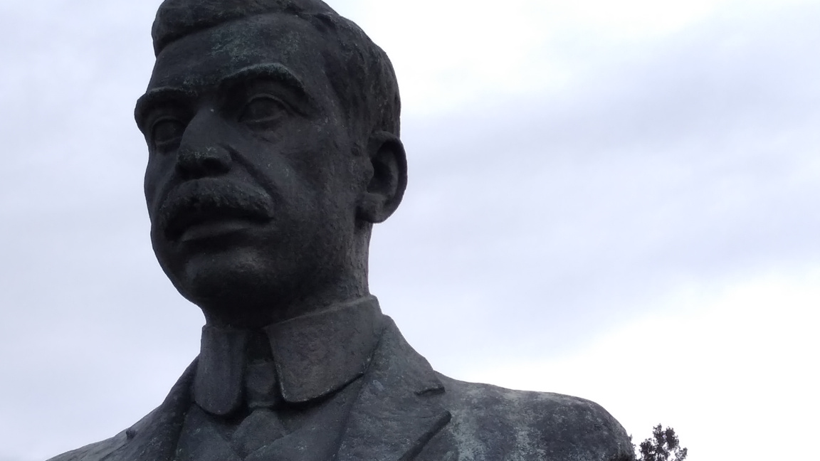 Паметникът на Яворов в къща-музей "П. К. Яворов" в Чирпан