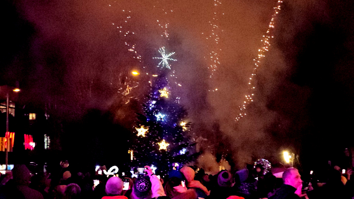 Светлините на коледното дърво в Сливен грейнаха 