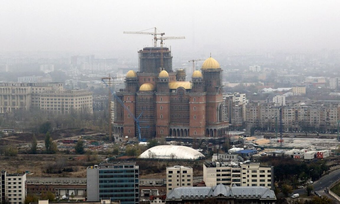 Катедралата „Спасението на народа“ в Букурещ, чийто строеж започна през 2011 г., трябва да бъде окончателно завършена през 2024 г.