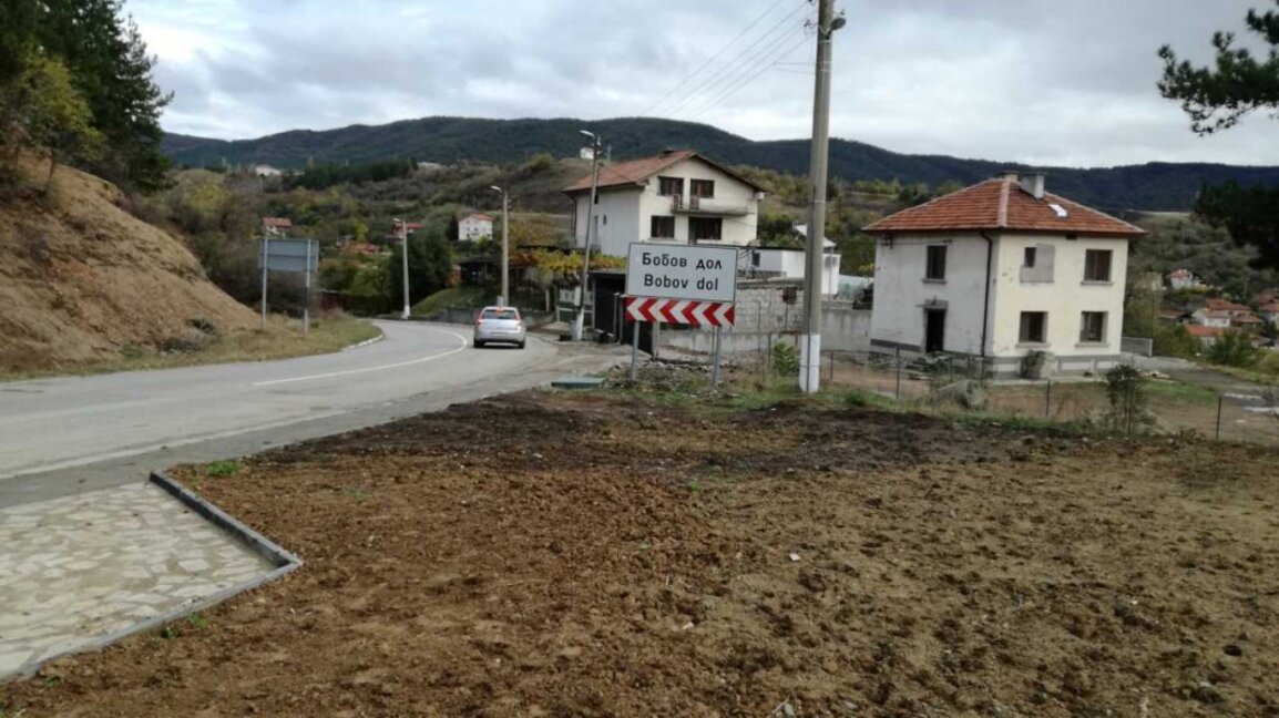 Доугасяват пожара край Бобов дол