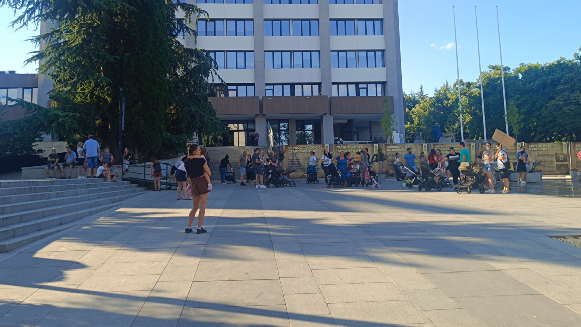 Стара Загора се включи в националния протест „Майчинството не е милостиня“