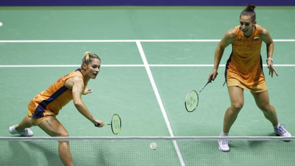 Габриела (вляво) и Стефани Стоеви започват срещу бадминтонистки от Малайзия..