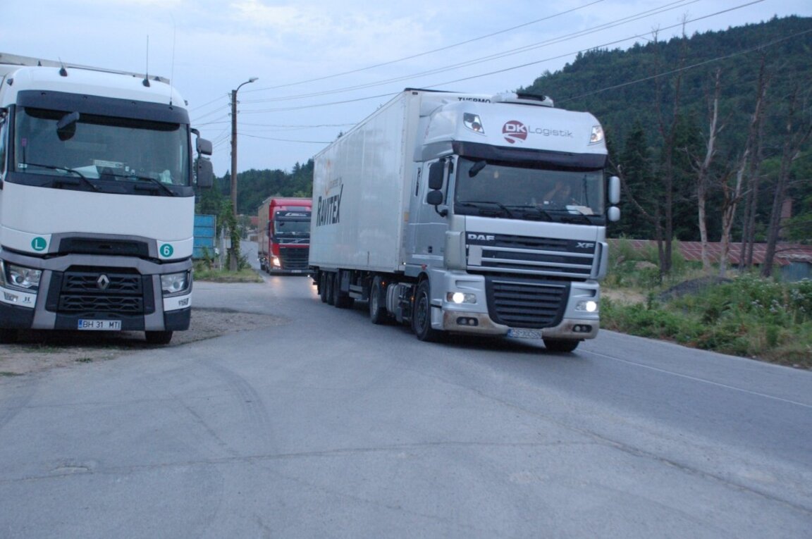 Ограничава се движението на тежкотоварни камиони през Петрохан