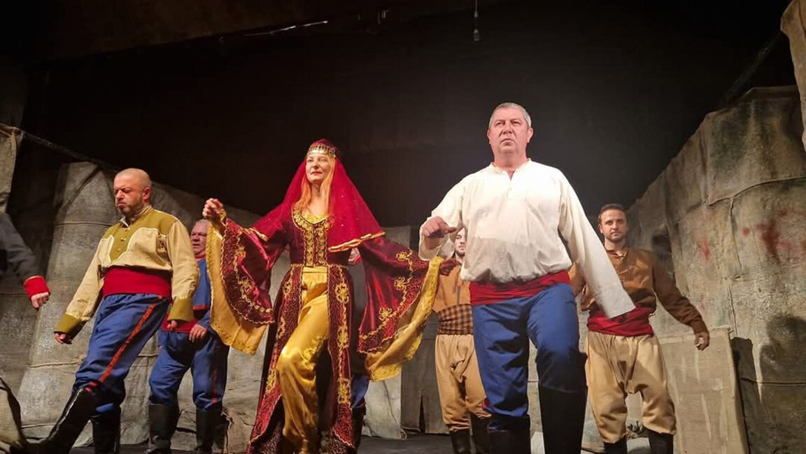 Silistra Tiyatrosu Akçaabat Festivali’nde klasik Türk oyunu sundu