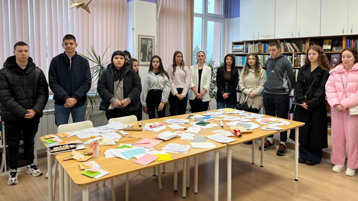 Ученици пишат писма на ръка до своето бъдещо Аз