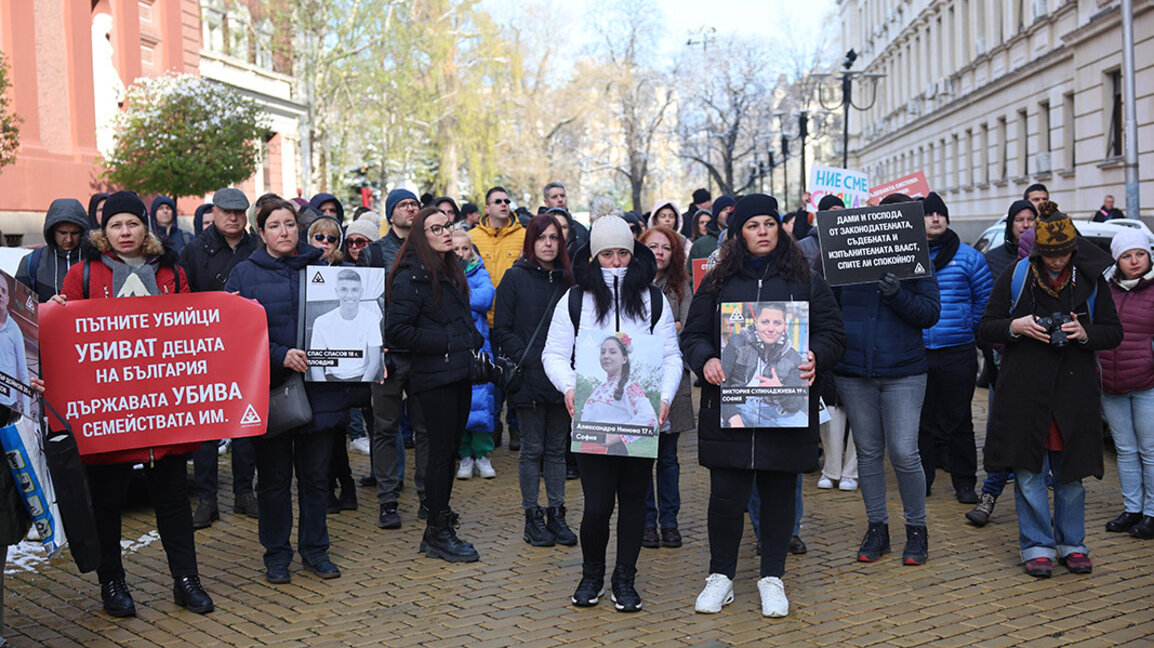 „Стига жертви“: България излиза на протест срещу войната по пътищата