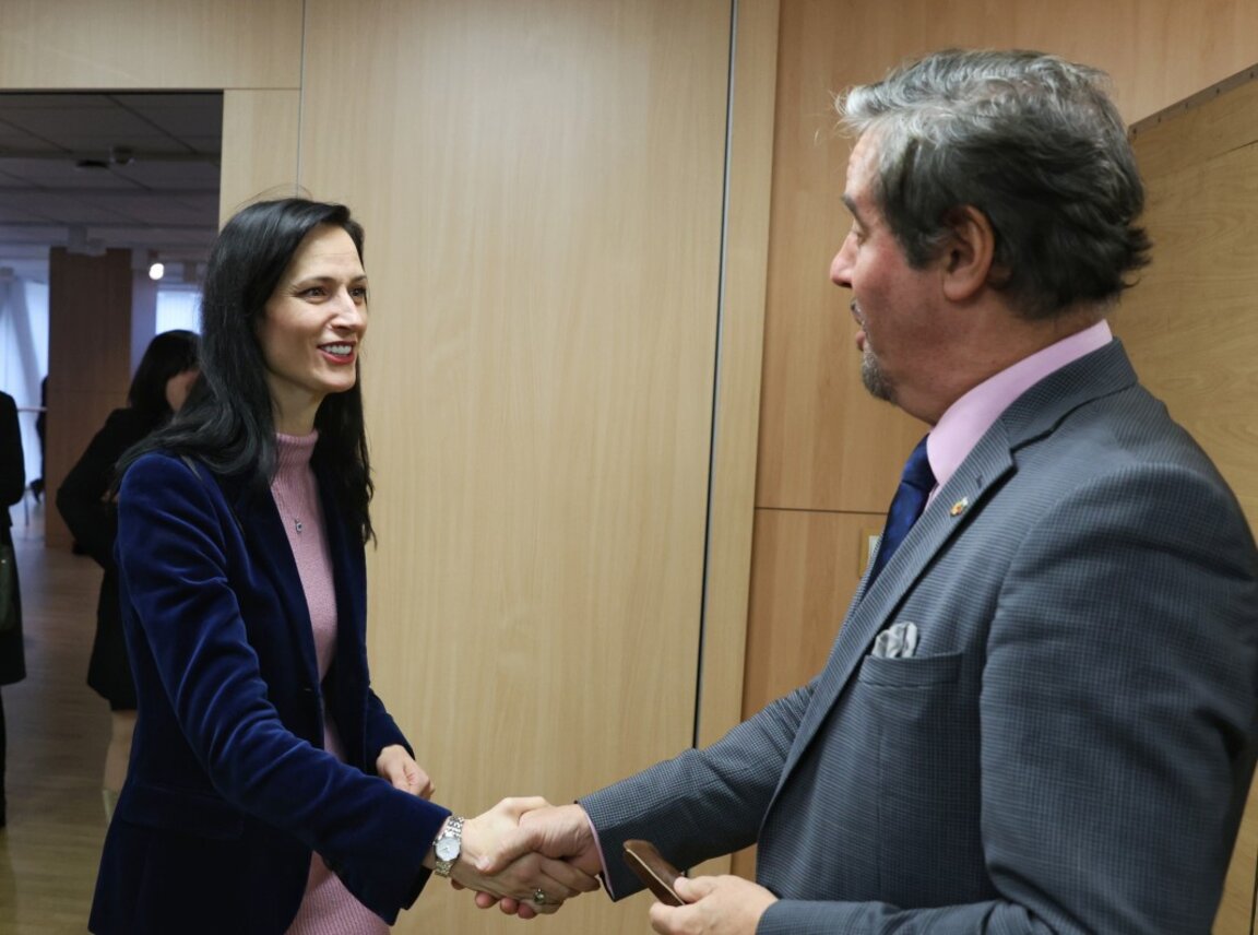 Мария Габриел с посланика на Белгия Фредерик Мьорис.