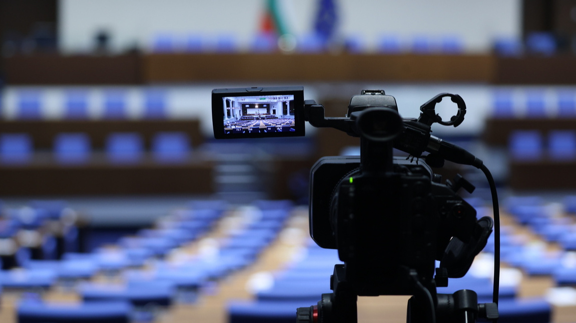 С появата на нов играч, кандидат за следващия парламент, партиите и коалициите стават по-активни в представянето на посланията си, отчитат от ИРПС.