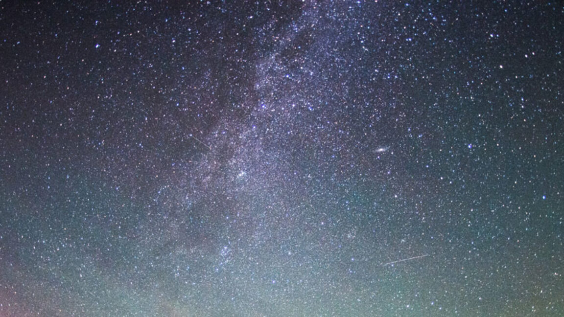 Частици от Халеевата комета преминават край Земята