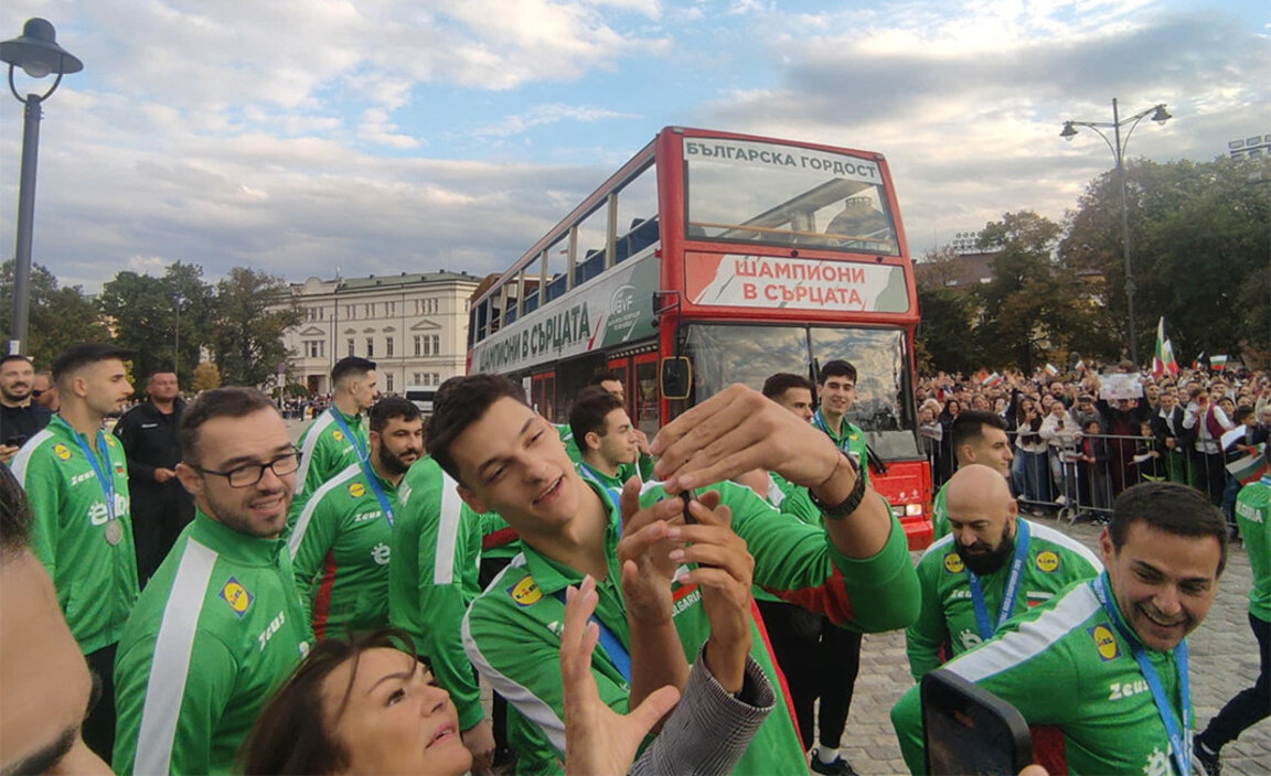 United in success – thousands of Bulgarians in euphoria at the meeting with the national volleyball team