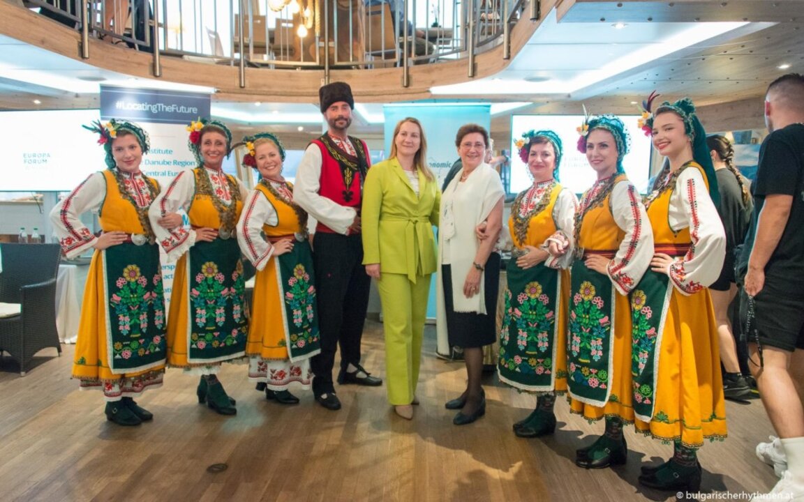 Д-р Елена Кирчева и участници във Виенския икономически форум