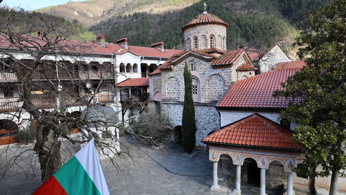 На Великден Бачковският манастир е изпълнен с вярващи