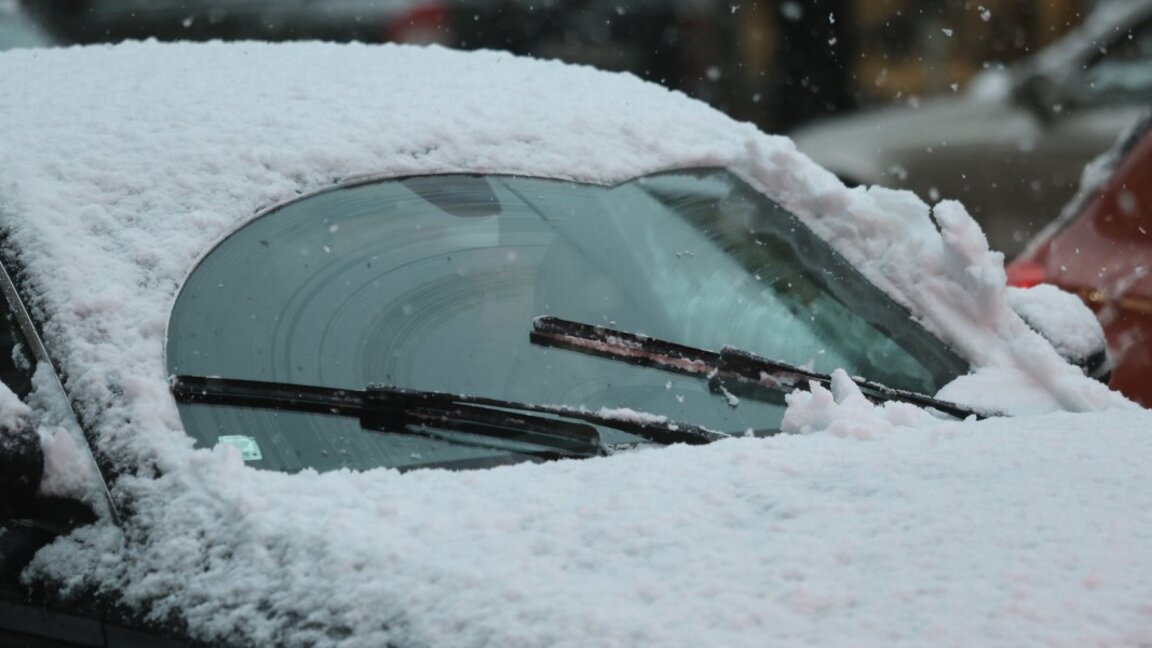 Снегопочистващи машини обработват пътищата в 5 области