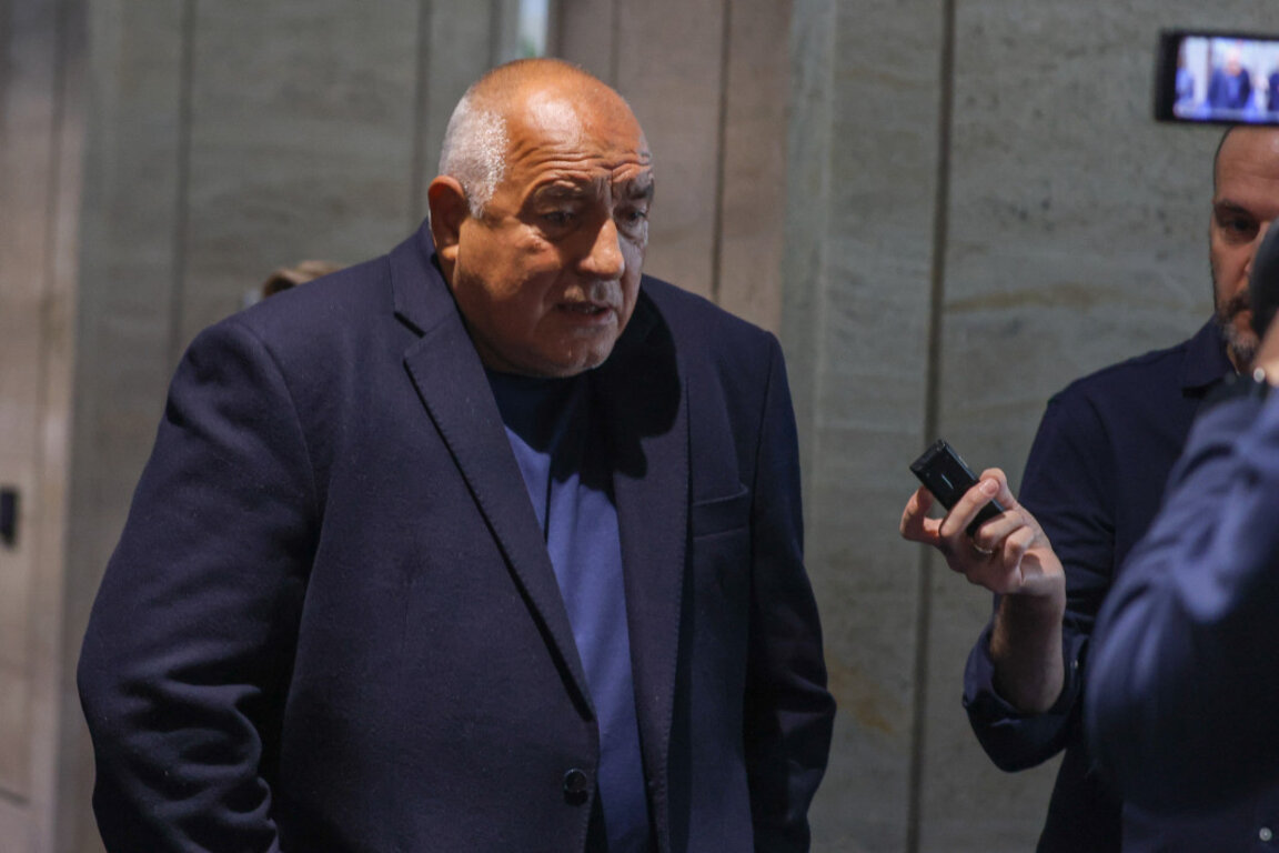 Председателят на ГЕРБ-СДС Бойко Борисов дава изявление за медиите в кулоарите на Народното събрание - 1 октомври 2025 г.