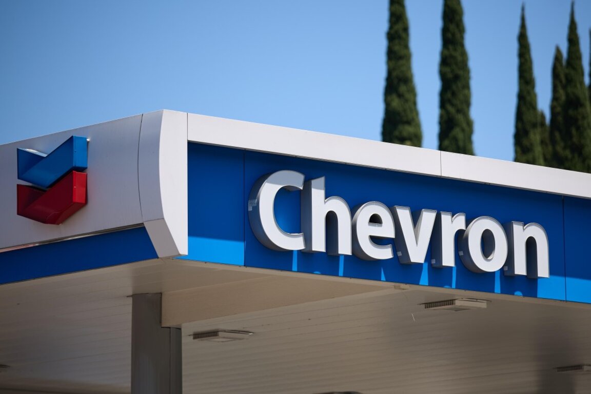 Ройтерс: Американският петролен гигант Chevron проучва опции за купуване на активи на "Лукойл"