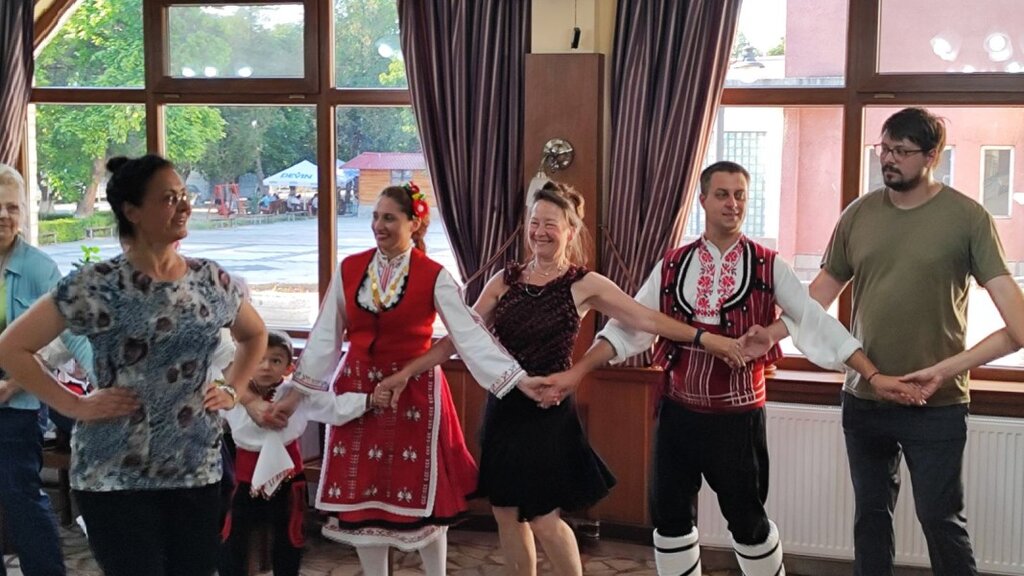 Ausländische Touristen erkunden Zauber bulgarischer Traditionen