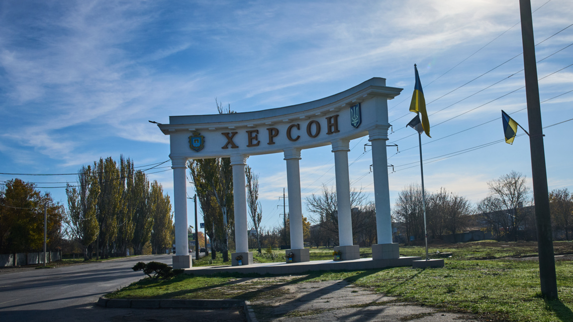Русия атакува с дронове южния украински град Херсон, има жертви