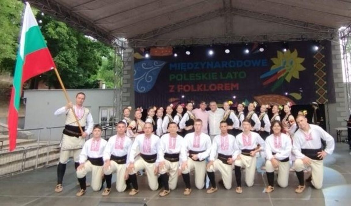 Танцьорите от "Тракийска младост" заминаха за участие в международен фест в Сърбия