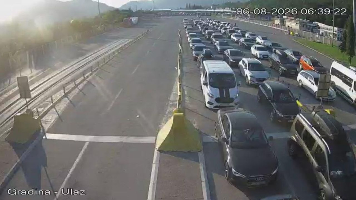 Traficul de autoturisme este aglomerat la frontiera Kalotina