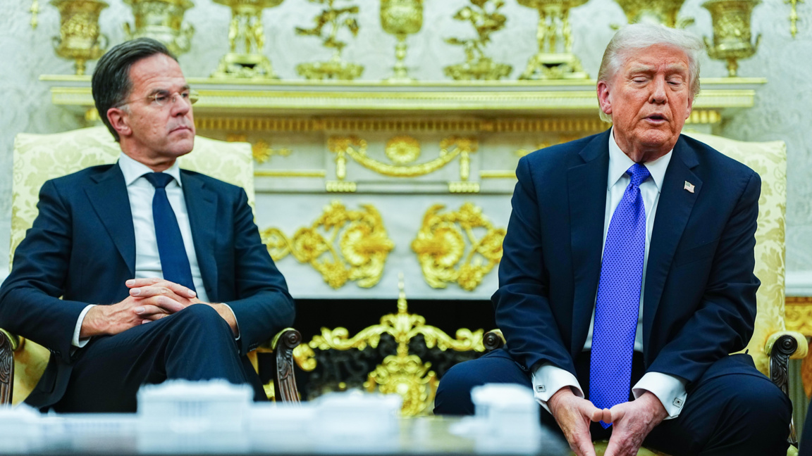 Генералният секретар на НАТО Марк Рюте (вляво) и президентът на САЩ Доналд Тръмп по време на разговор във Вашингтон