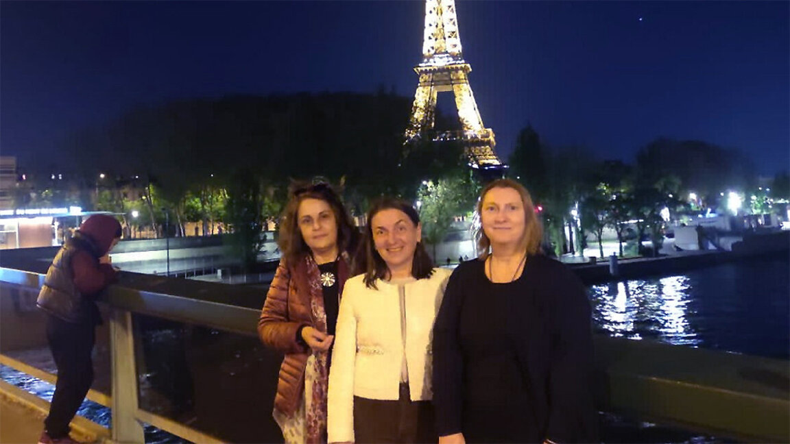 Galina Këneva (djathtas) me ekipin "Ura e Besimit"