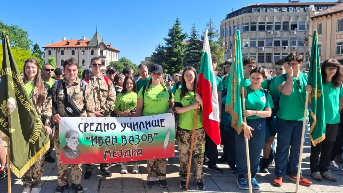 Мездренски гимназисти тръгнаха по стъпките на Ботев
