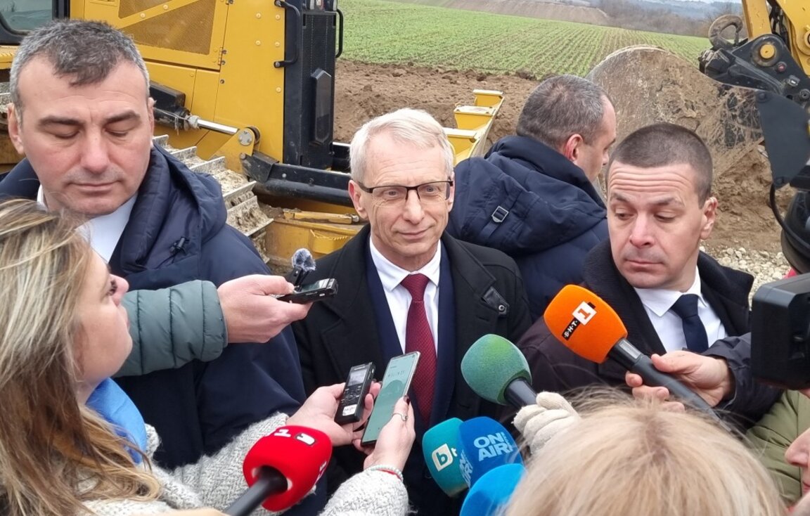 Премиерът Николай Денков дава брифинг за медиите след церемонията за първа копка на АМ "Русе -  Велико Търново" - 3 декември 2023 г.