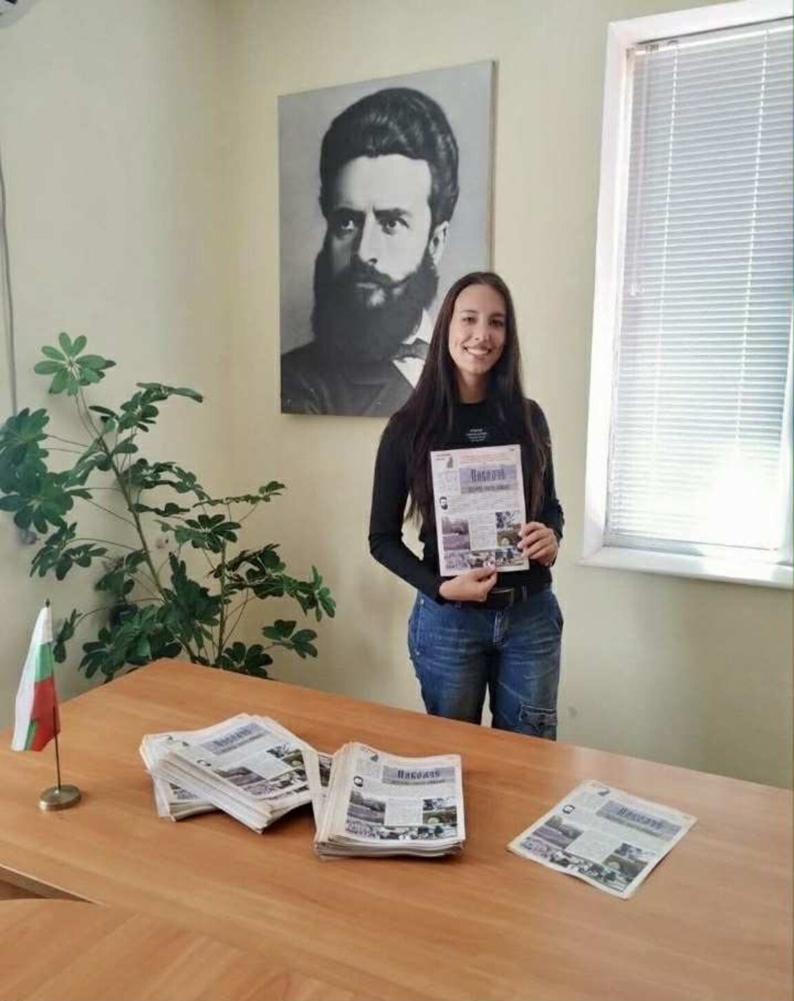 Дара Драганинска с вестника за село Паволче