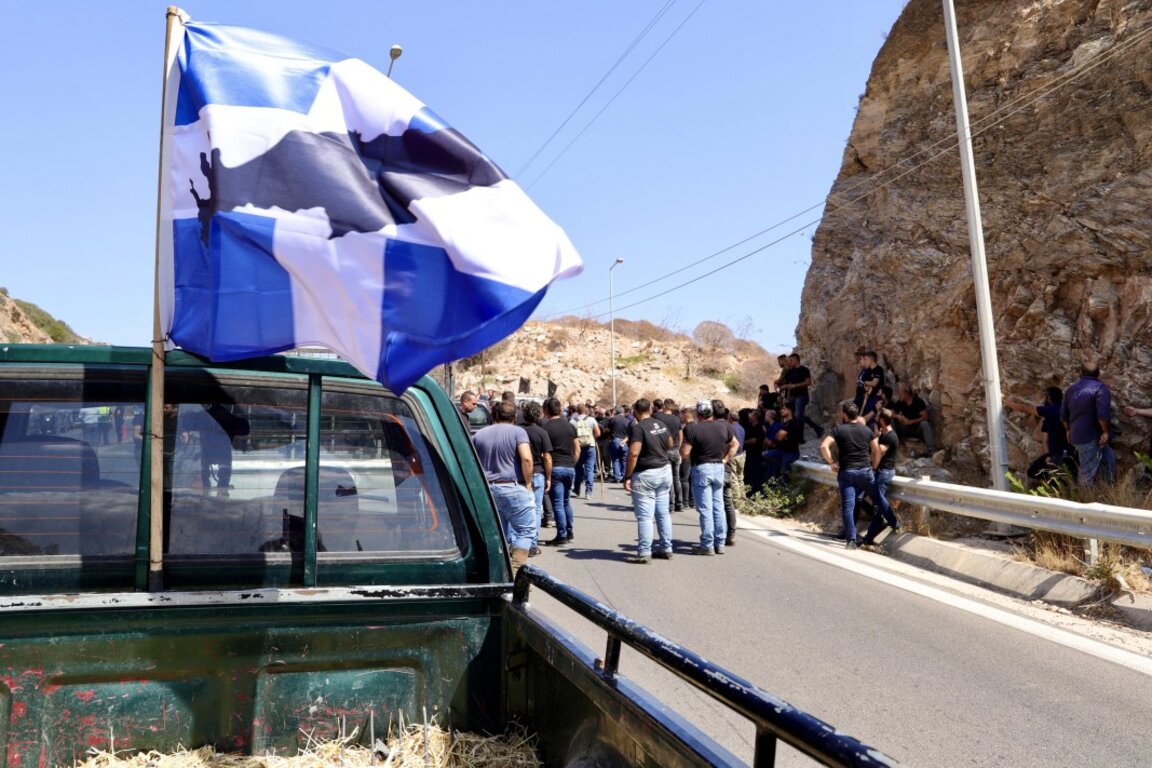 Земеделски производители и животновъди блокират магистрала близо до Ираклион, остров Крит, Гърция, 5 септември 2025 г.