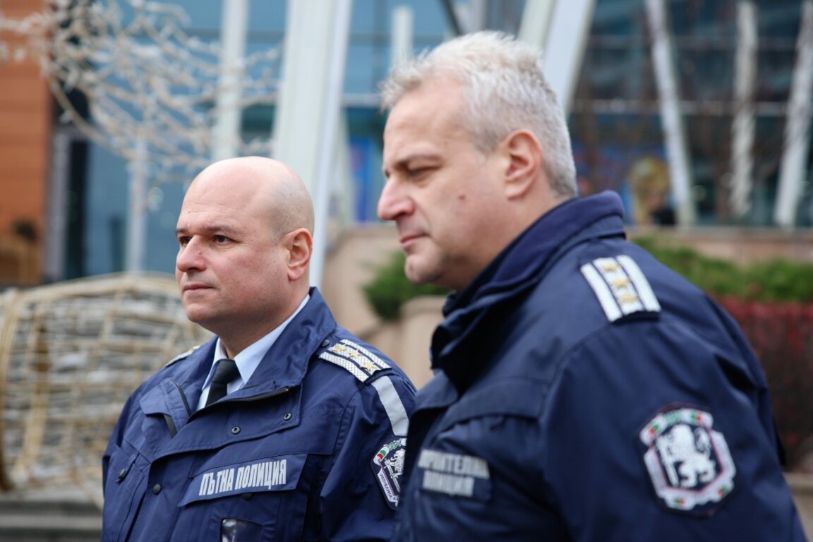 За денонощие: Трима непълнолетни заловени с маски, метална палка и бокс в столичен мол