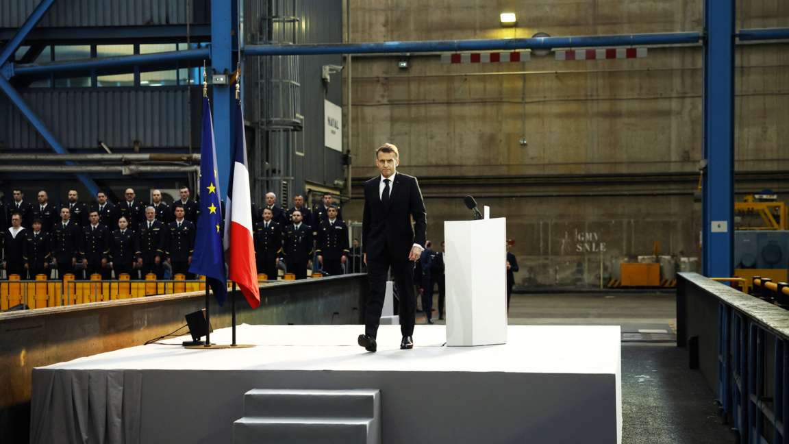 Президентът на Франция Еманюел Макрон след представянето на новата ядрена доктрина на Париж при посещението си в базата за ядрени подводници в Ил Лонг.