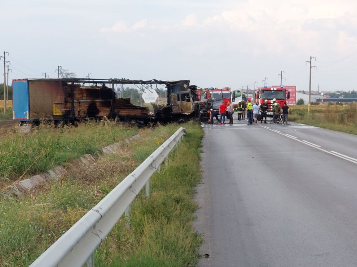 Камион се самозапали на изхода на Добрич, шофьорът - с 2,74 промила