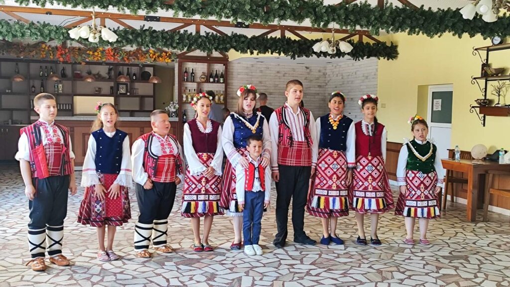 Turistë nga SHBA-ja, Kanadaja dhe Australia njihen me magjinë e traditës bullgare