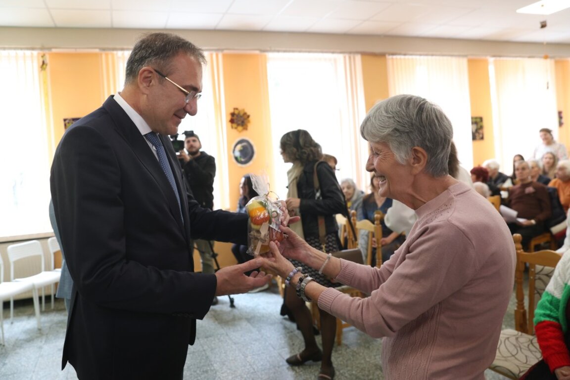 Министърът на труда и социалната политика Борислав Гуцанов отбелязва 1 октомври - Деня на възрастните хора, заедно с живеещите в Дом за стари хора „Надежда“ в София, където в момента са настанени 75 души.