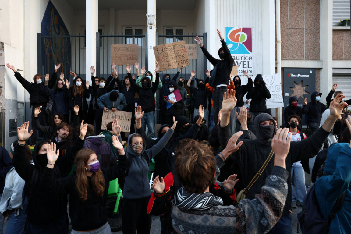 Ученици на протест пред входа на гимназия "Морис Равел" в Париж се включиха в стачката и протестите, 18 септември 2025 г.