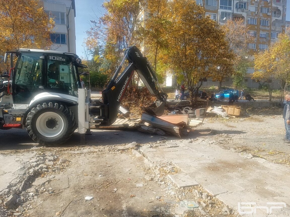 Община Кърджали започна принудително премахване на незаконни гаражи