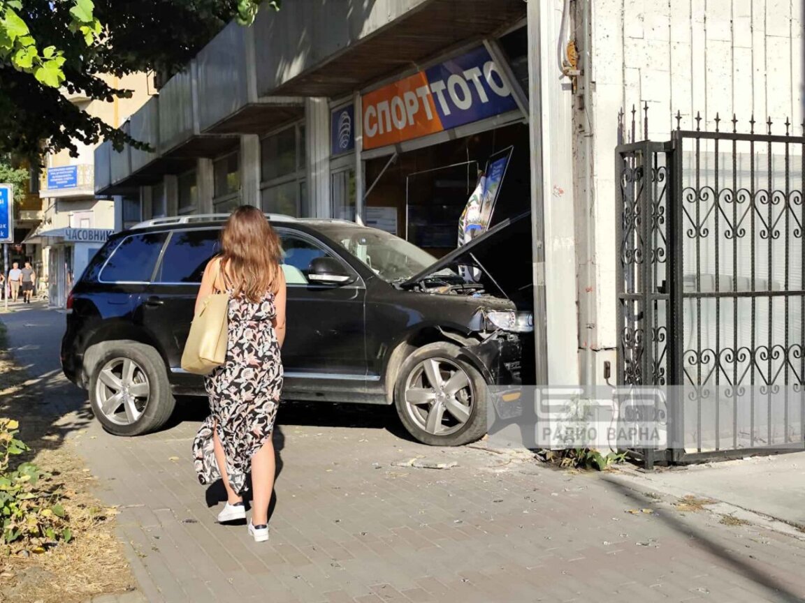 Кола се вряза в тотопункт на оживен варненски булевард