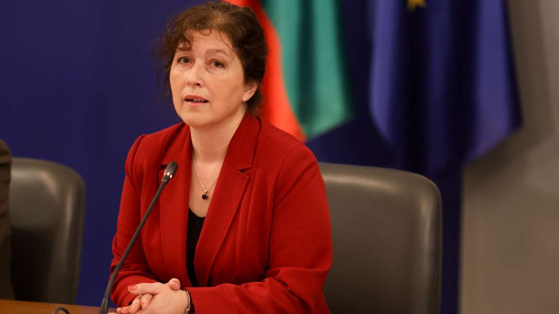 Съветникът на служебния министър-председател по въпросите и изборите Ваня Нушева на брифинга в МС - 6 април 2026 г.