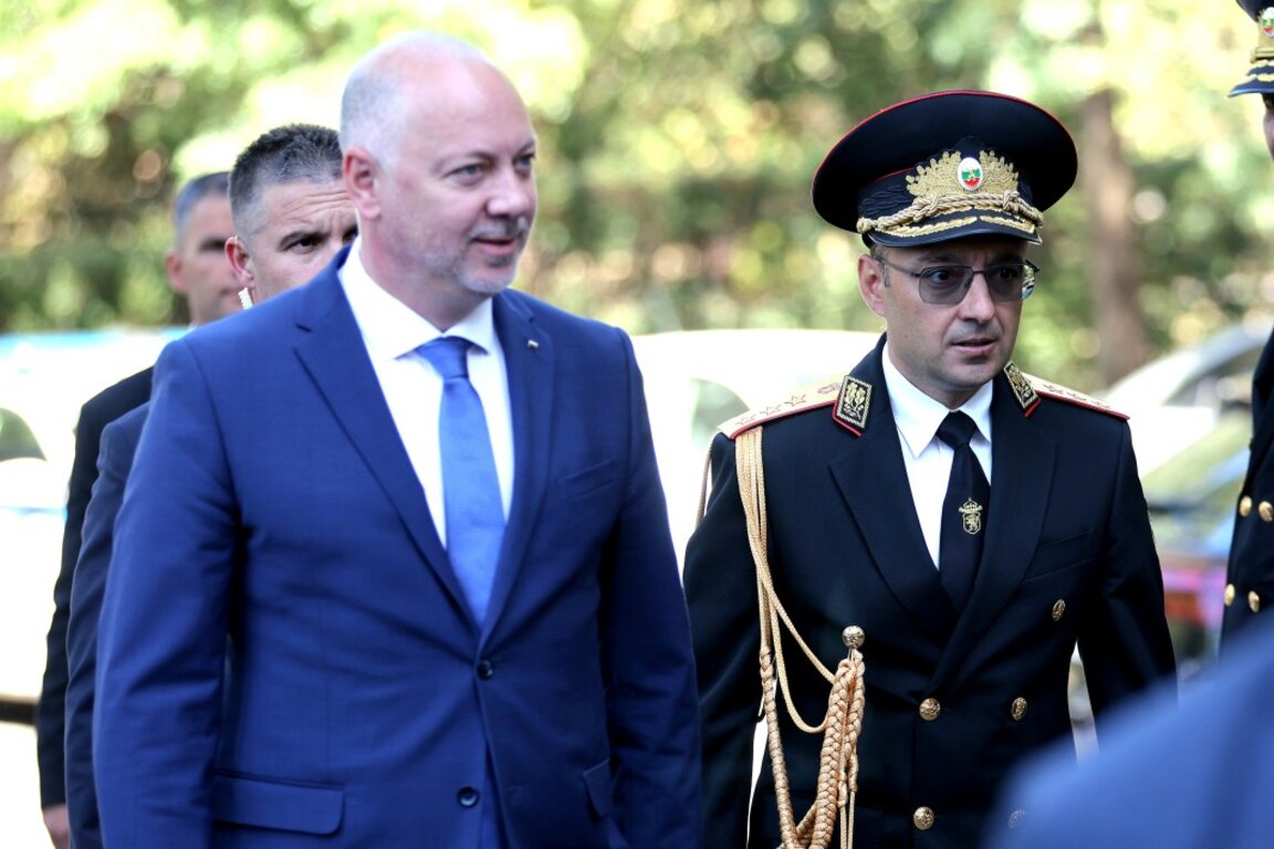 Премиерът Росен Желязков (вляво) участва в честванията на професионалния празник на ГДПБЗН , вляво е директорът Пожарната главен комисар Александър Джартов - 12 септември 2025 г.