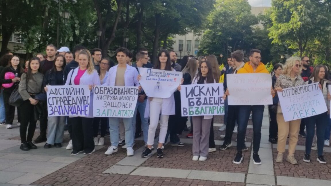 Medics from Shumen hospital transfusion haematology unit announce symbolic protest