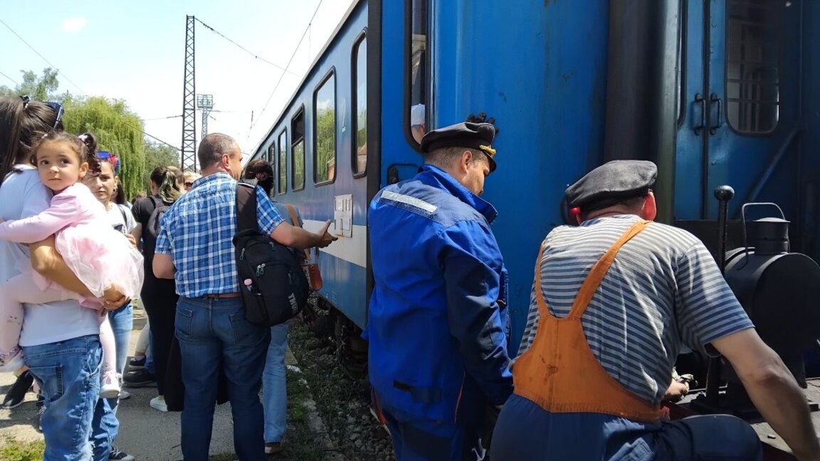 Пристигналият от София празничен ретровлак бе една от атракциите на Първоюнския празник в Перник