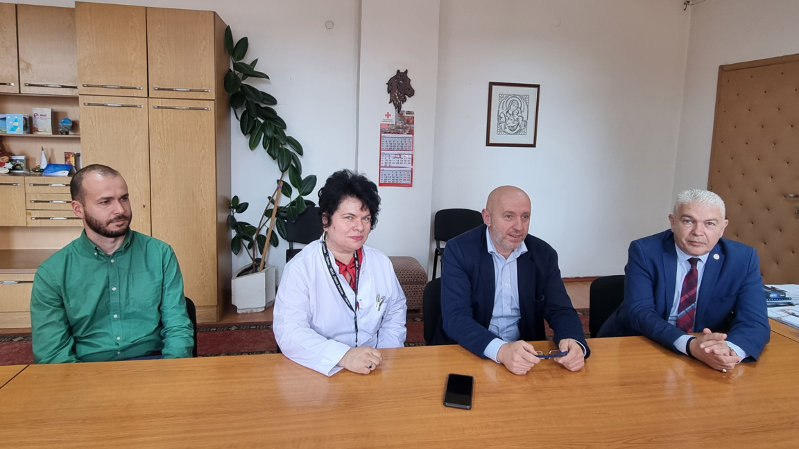 на снимката /от ляво надясно/ д-р Шенгюл Халил, д-р Даниела Стойчева, Явор Дренски, директор на болницата в Перник