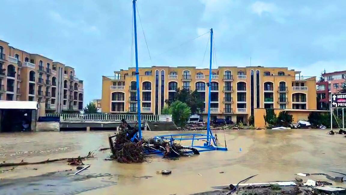 Даниел Митов: Трима са загиналите при наводнението в "Елените" (обновена)