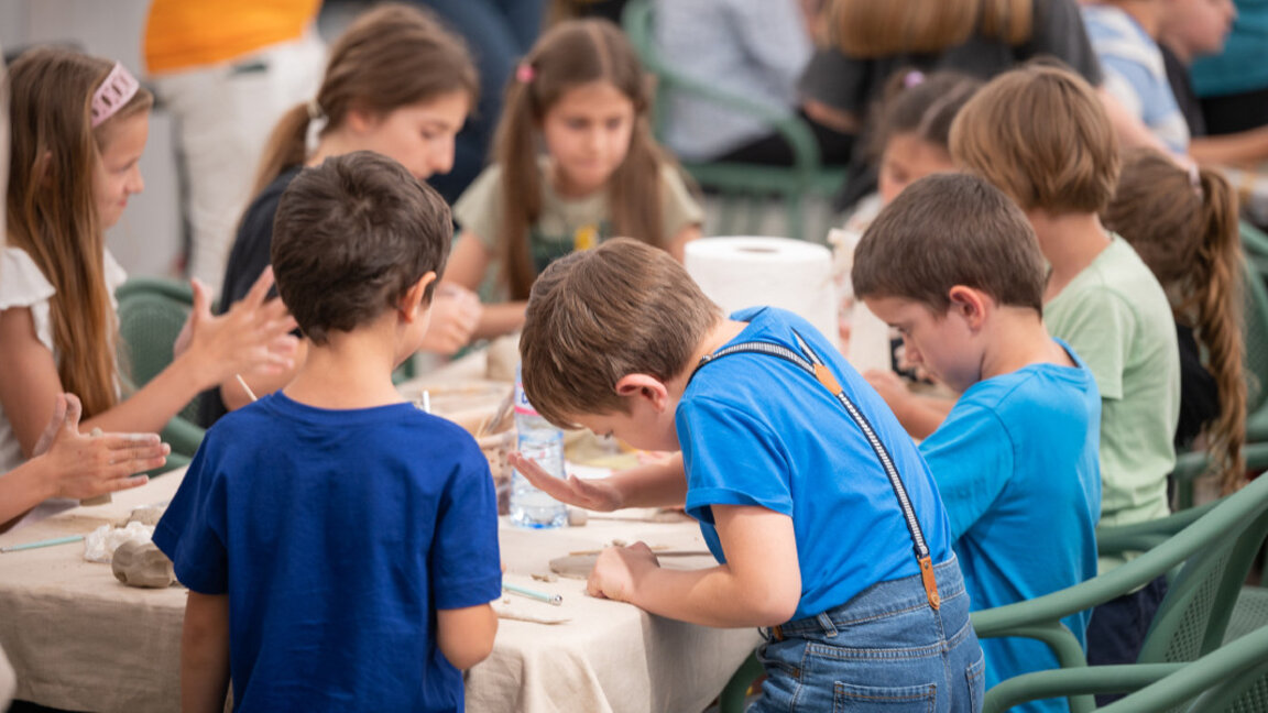 Stage Central Halls hosts children's art workshop "Underwater world: watch, learn and create''