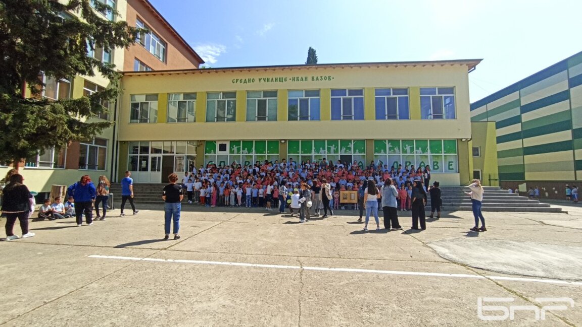 Ученици от СУ "Иван Вазов" се включиха в инициативата „Върви, народе възродени“