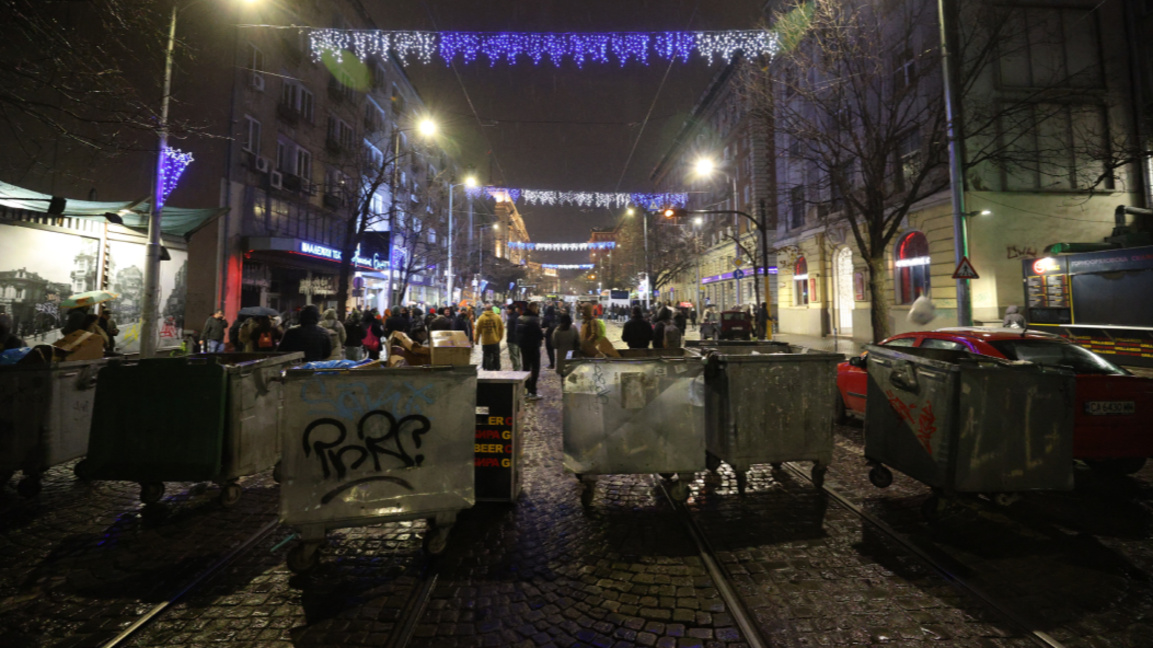 Троје ухапшено на масовним протестима у ...