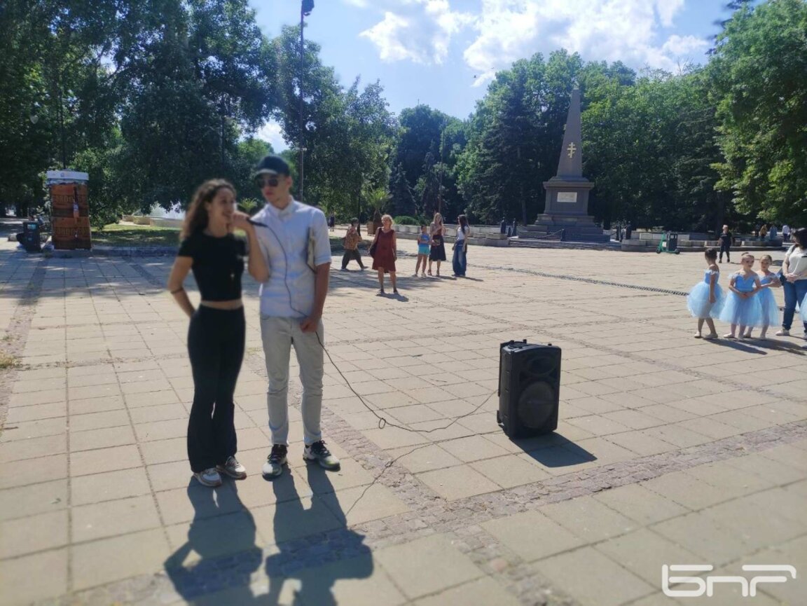 Деца и родители протестираха срещу отстраняване на ръководителите им от ОДК