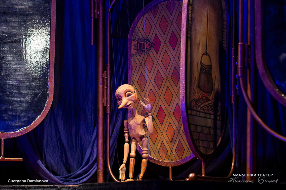 Снимки: Гергана Дамянова, Младежки театър