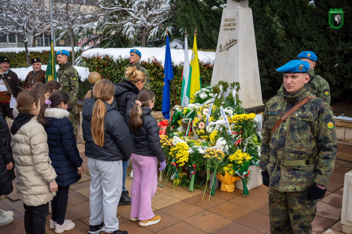 С любимите песни на Левски, венци и цветя Ямбол отбеляза 152 години безсмъртие на Апостола на свободата