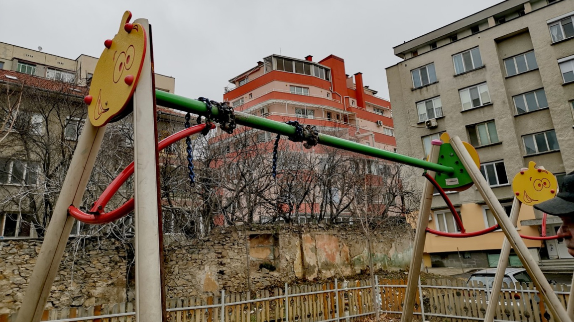 Щети за хиляди от вандалски прояви по детските площадки 